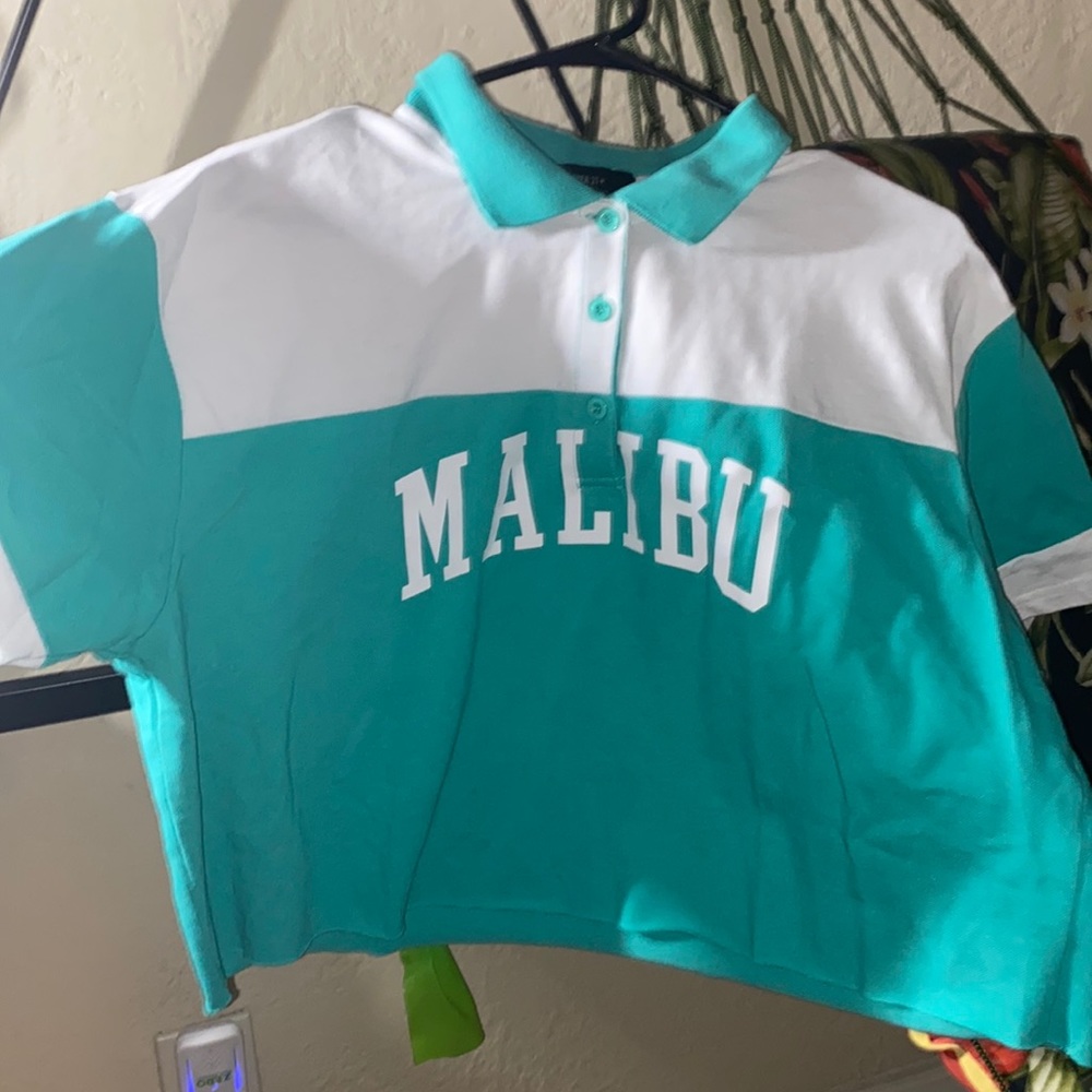 Teal and white cropped tee